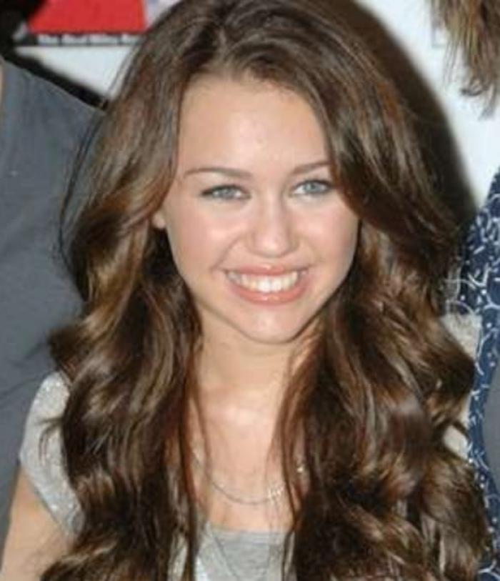 Así cambian las famosas con el pelo al natural