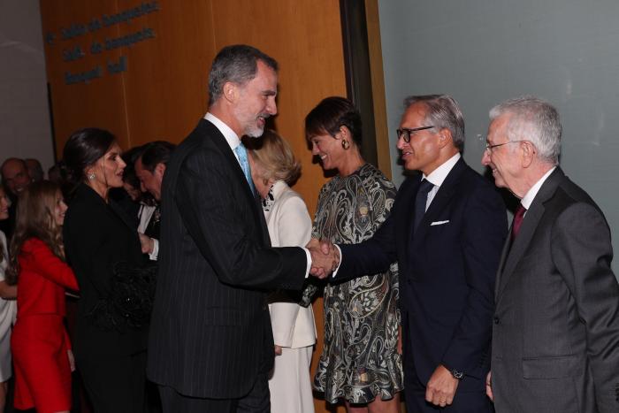 La explicación a lo que se ve en esta foto de la reina Letizia y un premiado de los princesa de Girona