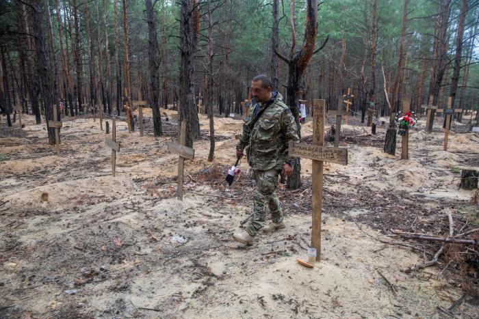 Ucrania anuncia el hallazgo de dos fosas comunes más en Izium
