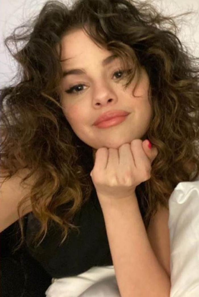 Así cambian las famosas con el pelo al natural