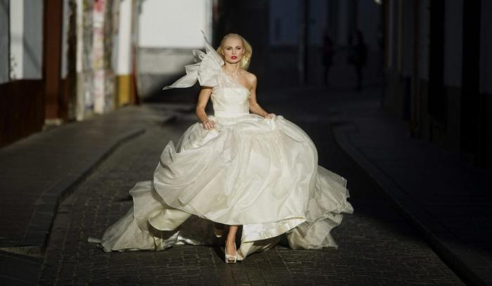 Vestidos de novia hechos con papel higiénico (FOTOS)