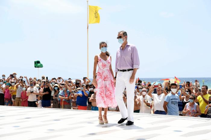 Aluvión de memes en Twitter con estas fotos de Felipe y Letizia en Benidorm