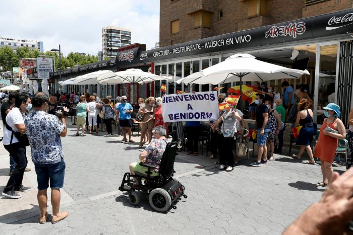 Aluvión de memes en Twitter con estas fotos de Felipe y Letizia en Benidorm