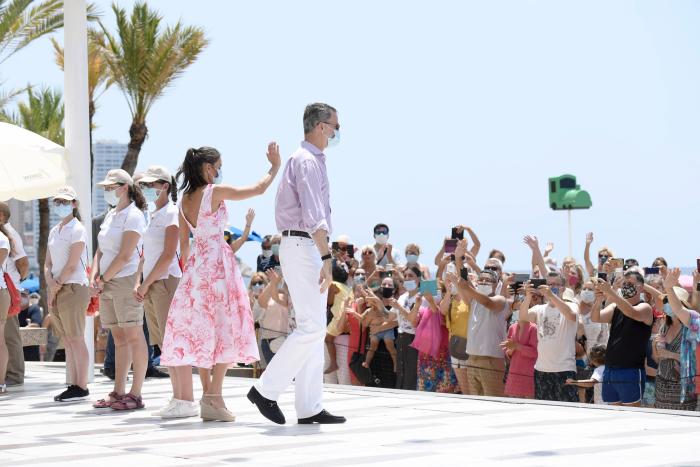 Aluvión de memes en Twitter con estas fotos de Felipe y Letizia en Benidorm
