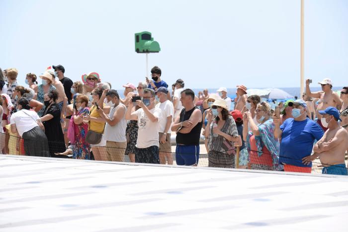 Aluvión de memes en Twitter con estas fotos de Felipe y Letizia en Benidorm