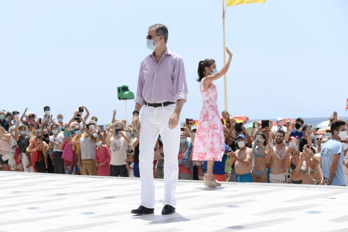 Aluvión de memes en Twitter con estas fotos de Felipe y Letizia en Benidorm