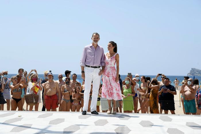 Aluvión de memes en Twitter con estas fotos de Felipe y Letizia en Benidorm