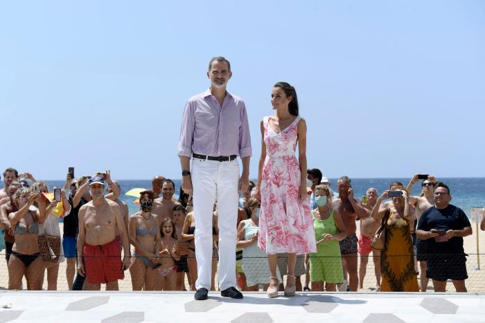 Aluvión de memes en Twitter con estas fotos de Felipe y Letizia en Benidorm