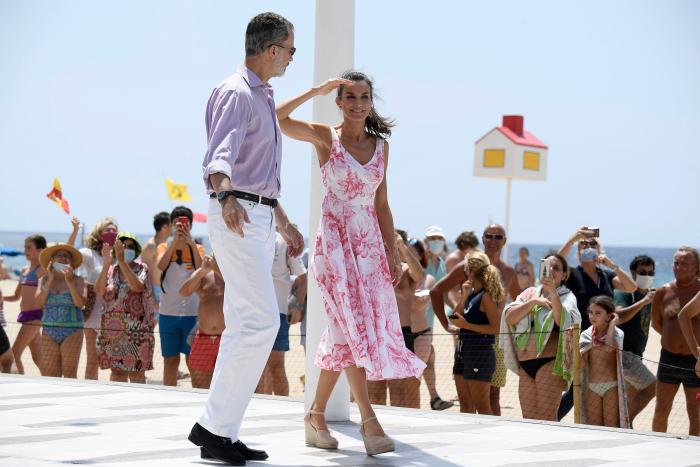 Aluvión de memes en Twitter con estas fotos de Felipe y Letizia en Benidorm