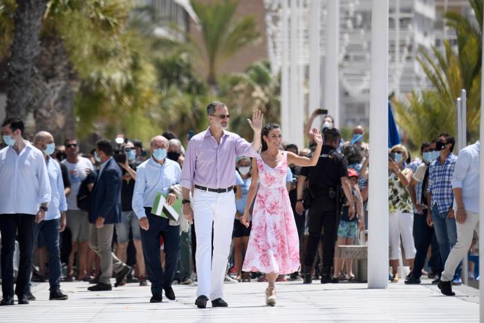 Aluvión de memes en Twitter con estas fotos de Felipe y Letizia en Benidorm