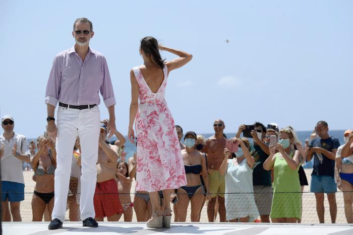 Aluvión de memes en Twitter con estas fotos de Felipe y Letizia en Benidorm