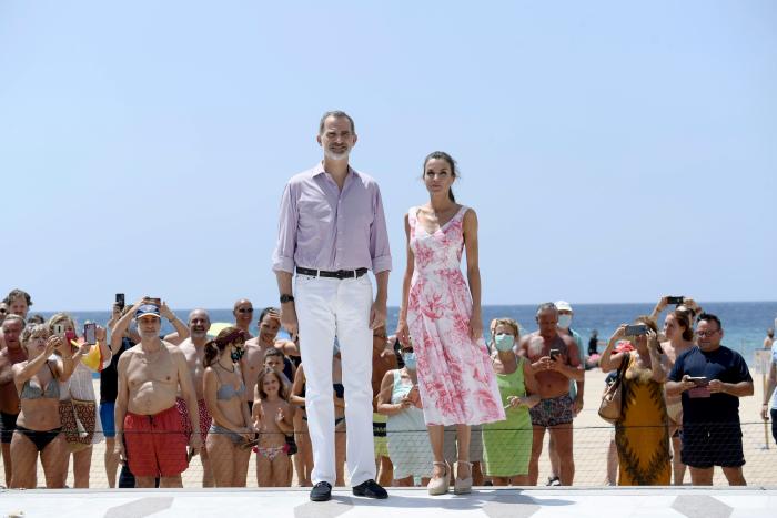 Aluvión de memes en Twitter con estas fotos de Felipe y Letizia en Benidorm