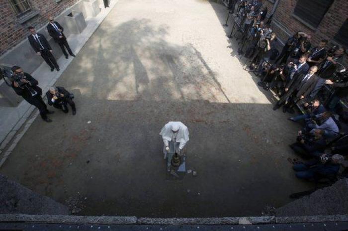 El papa dice que los políticos que se enfurecen contra los homosexuales, los judíos y los gitanos le recuerdan a Hitler