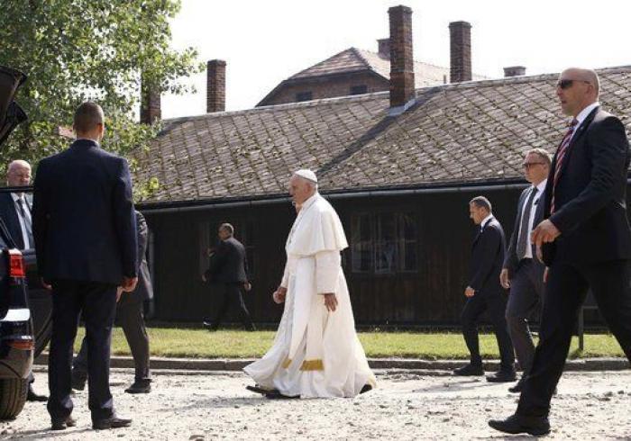 El papa dice que los políticos que se enfurecen contra los homosexuales, los judíos y los gitanos le recuerdan a Hitler