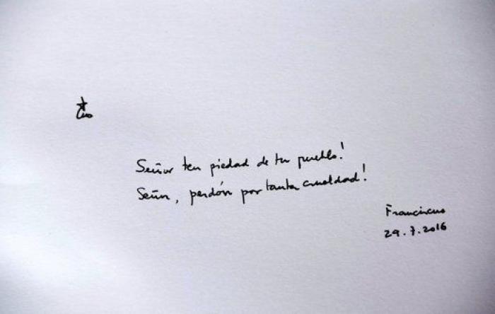 El papa dice que los políticos que se enfurecen contra los homosexuales, los judíos y los gitanos le recuerdan a Hitler