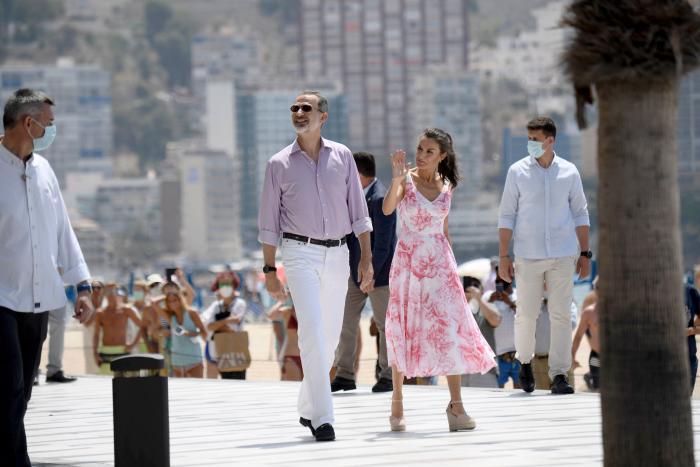 Aluvión de memes en Twitter con estas fotos de Felipe y Letizia en Benidorm