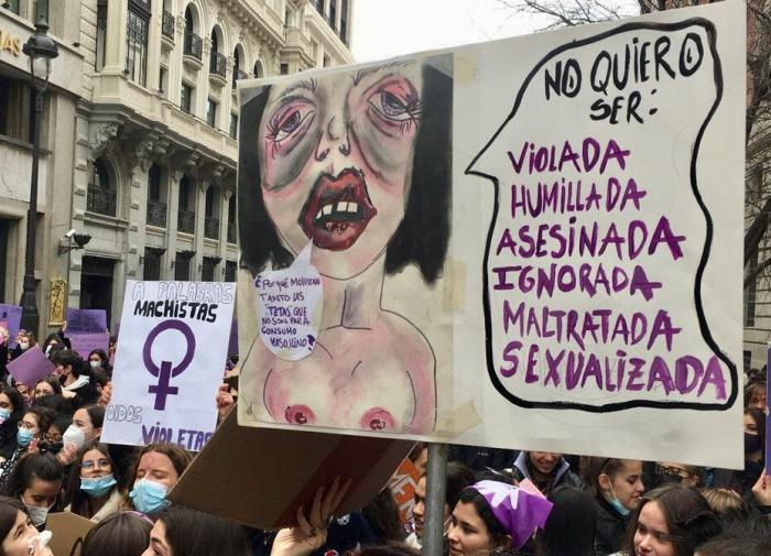 Condenado a cinco años de cárcel un médico que grabó a 94 mujeres en los aseos del hospital de Menorca