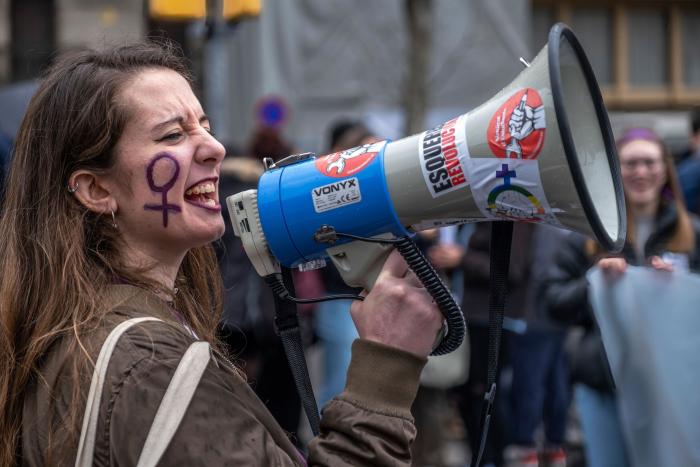 Condenado a cinco años de cárcel un médico que grabó a 94 mujeres en los aseos del hospital de Menorca