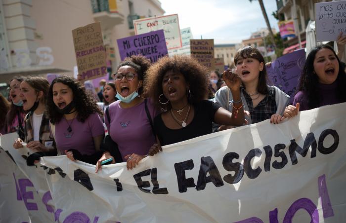 Condenado a cinco años de cárcel un médico que grabó a 94 mujeres en los aseos del hospital de Menorca