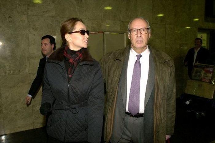 Muerte de Miguel Boyer: Isabel Preysler, arropada por familiares y amigos en el tanatorio (FOTOS)