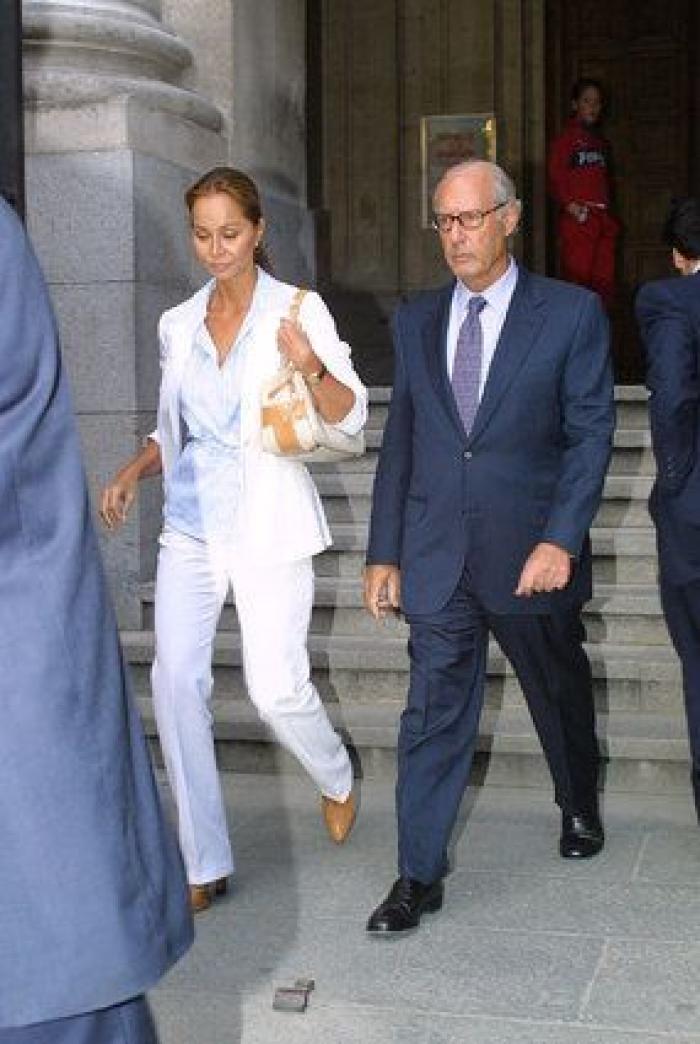Muerte de Miguel Boyer: Isabel Preysler, arropada por familiares y amigos en el tanatorio (FOTOS)