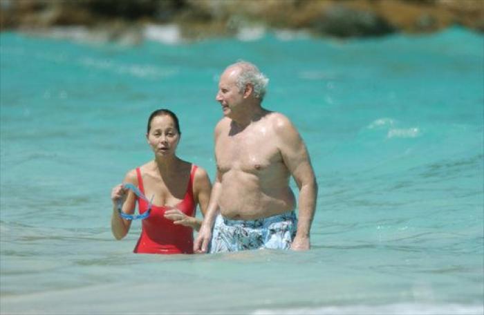 Muerte de Miguel Boyer: Isabel Preysler, arropada por familiares y amigos en el tanatorio (FOTOS)