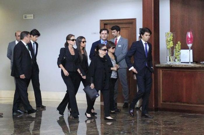 Muerte de Miguel Boyer: Isabel Preysler, arropada por familiares y amigos en el tanatorio (FOTOS)