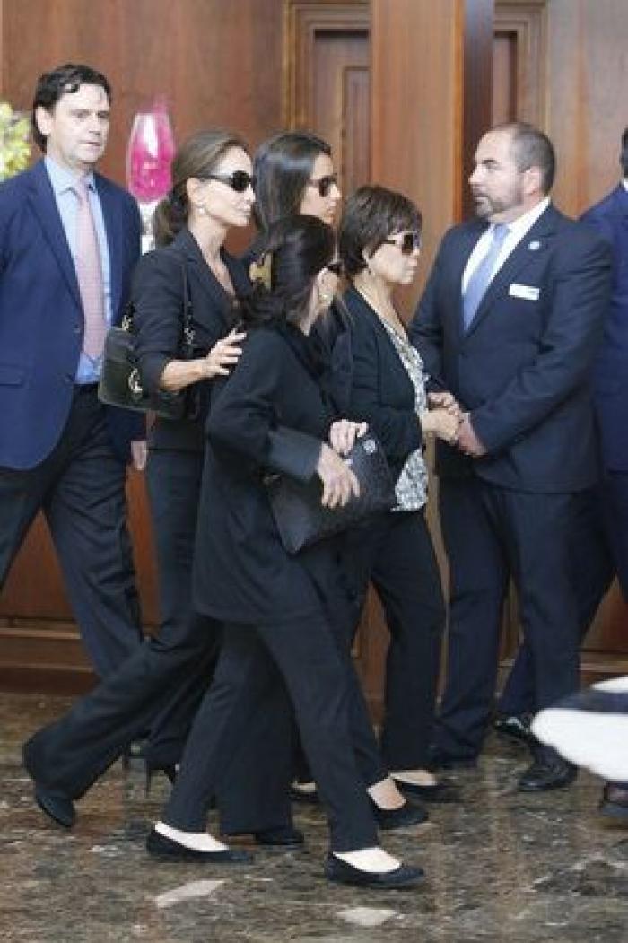 Muerte de Miguel Boyer: Isabel Preysler, arropada por familiares y amigos en el tanatorio (FOTOS)