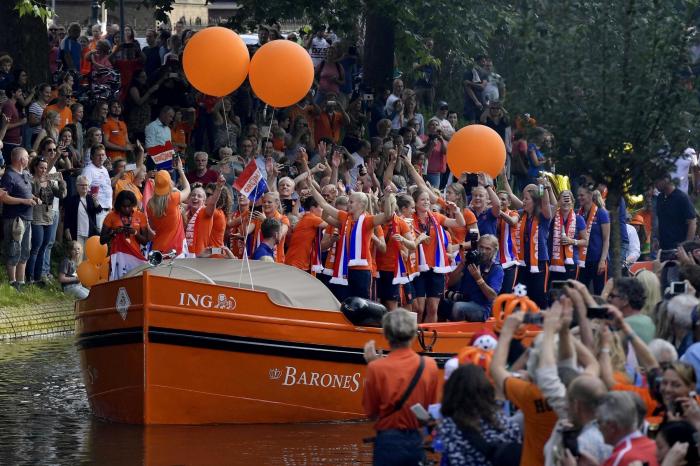 Andrés Iniesta brilla fuera del campo con su mensaje de apoyo a las futbolista en huelga