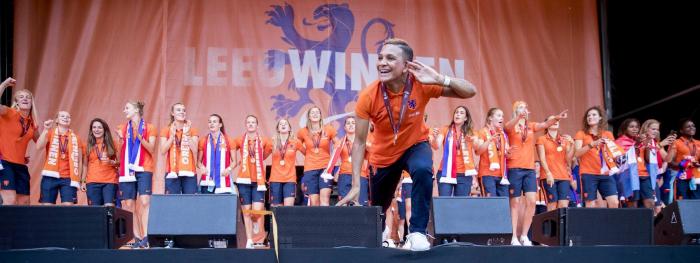 Andrés Iniesta brilla fuera del campo con su mensaje de apoyo a las futbolista en huelga