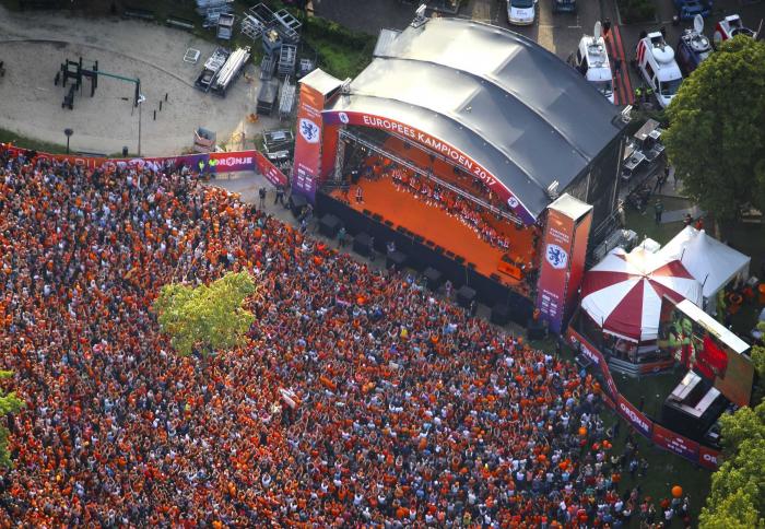 Andrés Iniesta brilla fuera del campo con su mensaje de apoyo a las futbolista en huelga