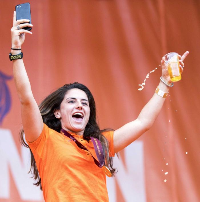 Andrés Iniesta brilla fuera del campo con su mensaje de apoyo a las futbolista en huelga