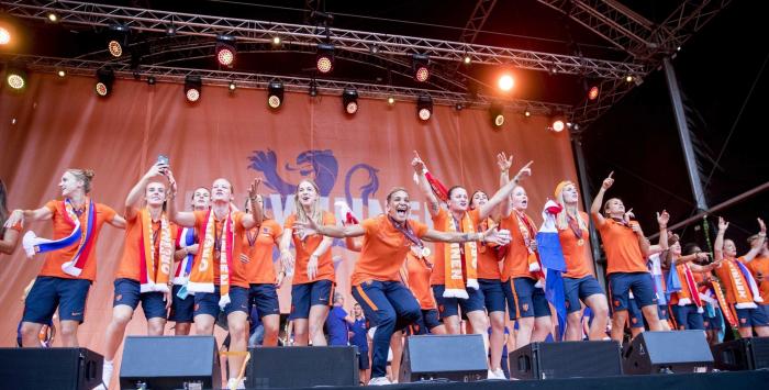 Andrés Iniesta brilla fuera del campo con su mensaje de apoyo a las futbolista en huelga