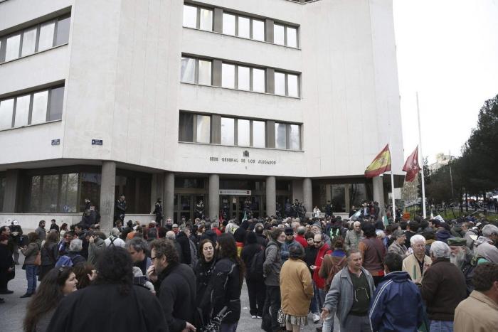 Más de 200 personas se concentran en Plaza de Castilla para pedir la libertad de los detenidos el 22M