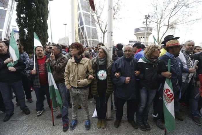 Más de 200 personas se concentran en Plaza de Castilla para pedir la libertad de los detenidos el 22M