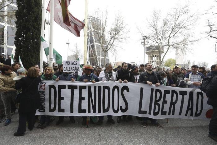 Más de 200 personas se concentran en Plaza de Castilla para pedir la libertad de los detenidos el 22M