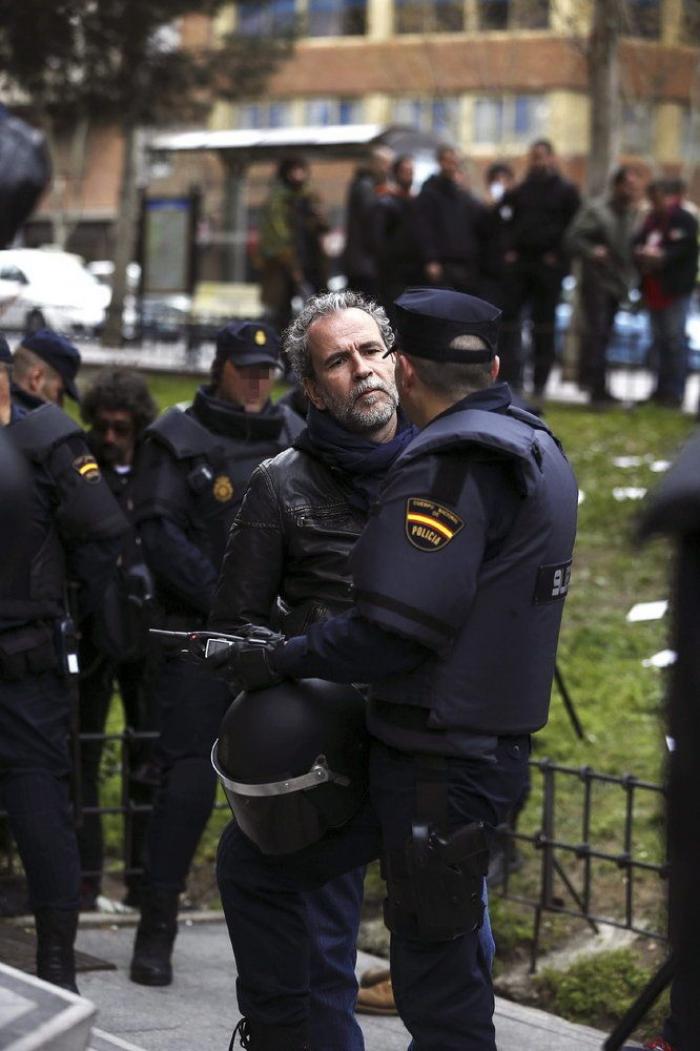 Más de 200 personas se concentran en Plaza de Castilla para pedir la libertad de los detenidos el 22M