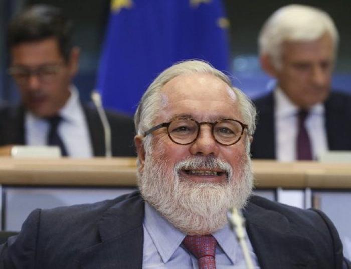 Luz verde de la Eurocámara a la declaración de intereses de Cañete