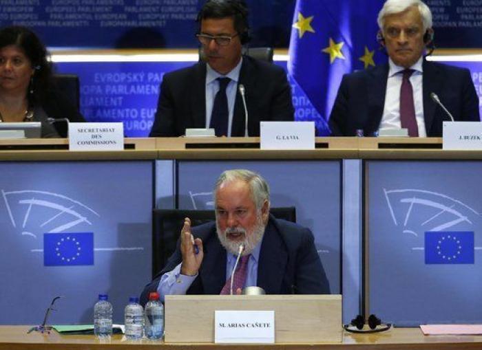 Luz verde de la Eurocámara a la declaración de intereses de Cañete