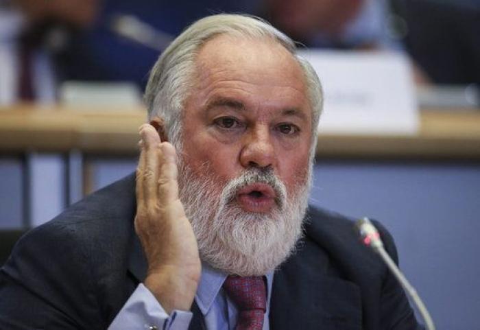 Luz verde de la Eurocámara a la declaración de intereses de Cañete