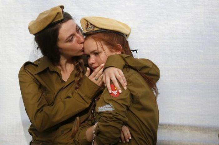 El beso entre dos soldados y una mano atravesando una cascada entre otras fotos del día