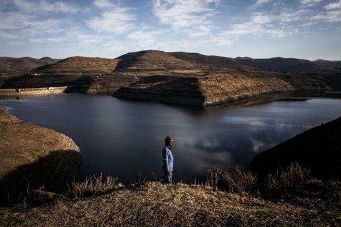 El beso entre dos soldados y una mano atravesando una cascada entre otras fotos del día