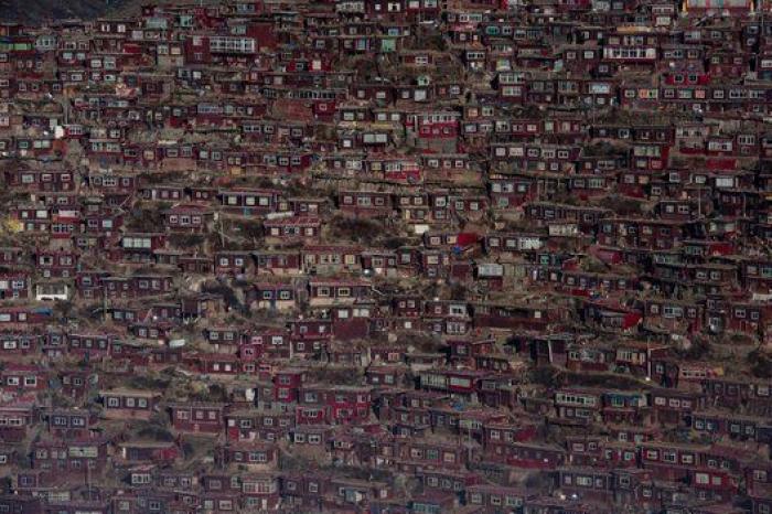 El beso entre dos soldados y una mano atravesando una cascada entre otras fotos del día