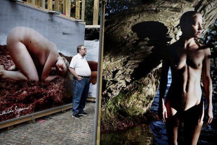 El beso entre dos soldados y una mano atravesando una cascada entre otras fotos del día