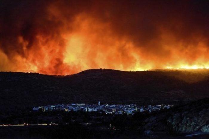 El beso entre dos soldados y una mano atravesando una cascada entre otras fotos del día