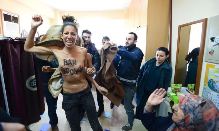 Las Femen protestan durante las municipales turcas: "Prohibid a Erdogan" (VÍDEO, FOTOS)
