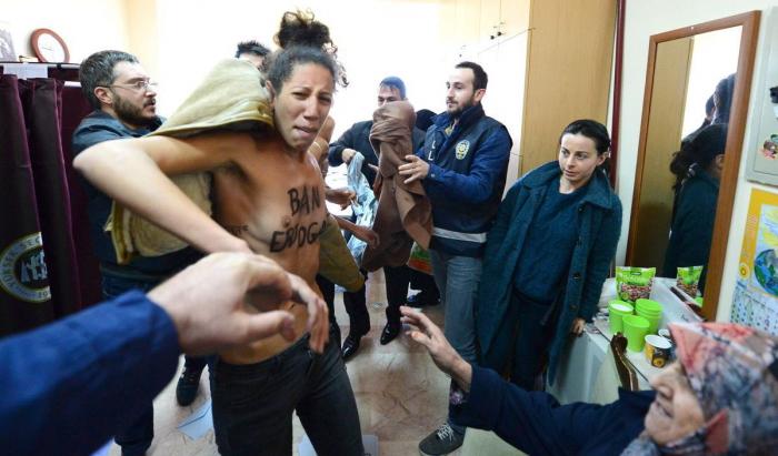 Las Femen protestan durante las municipales turcas: "Prohibid a Erdogan" (VÍDEO, FOTOS)