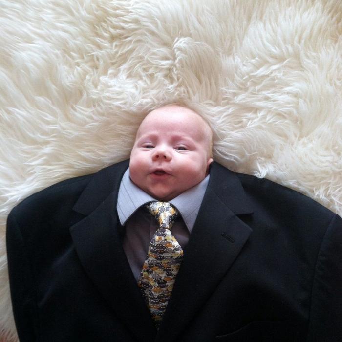 'Baby Suiting': la moda de vestir bebés con trajes de adultos para subir sus fotos a internet