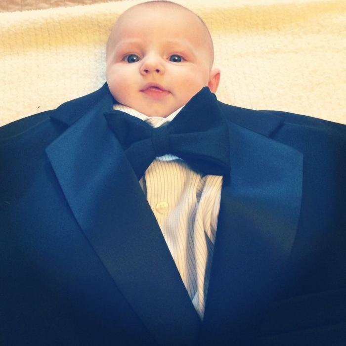 'Baby Suiting': la moda de vestir bebés con trajes de adultos para subir sus fotos a internet