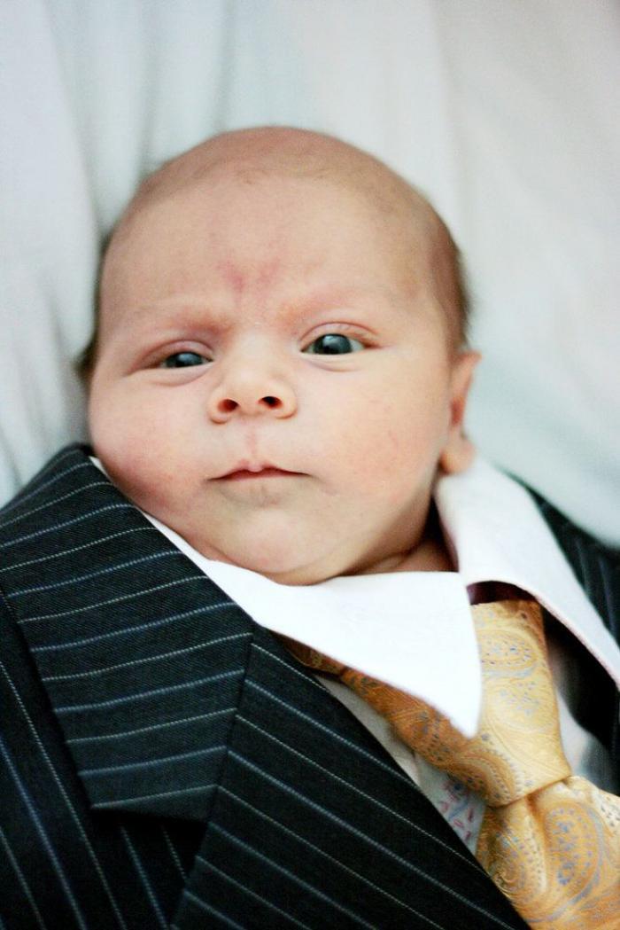 'Baby Suiting': la moda de vestir bebés con trajes de adultos para subir sus fotos a internet